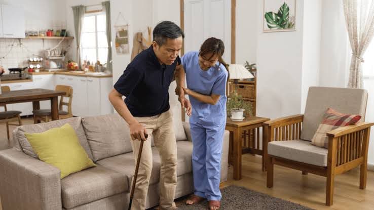 Home Care Physiotherapy Experienced female physiotherapist treating a patient in Mangalore